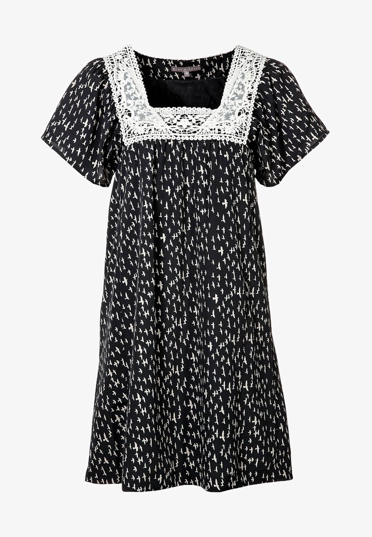 Robe noire à manches courtes, ornée de motifs d'oiseaux blancs, avec un bord en dentelle carrée au niveau de l'encolure. Coupe évasée, tissu léger, longueur genou.