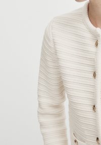 Gebreide crème cardigan met gestructureerde strepen, bronzen knopen en een ronde halslijn, met een slim fit silhouet en opgestikte zakken.