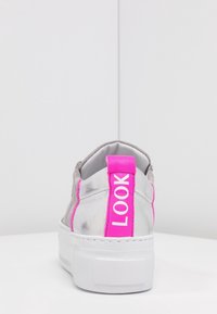 Srebrne metaliczne sneakersy slip-on z białą platformą i jasnoróżowym uchwytem pięty z napisem "LOOK". Miękka tekstura z delikatnym połyskiem.