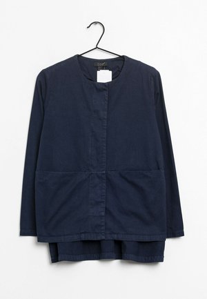 Marineblaue langärmelige Jacke aus Baumwolle. Mit rundem Ausschnitt, vorderem Knopfverschluss und zwei unteren Taschen für Stauraum.