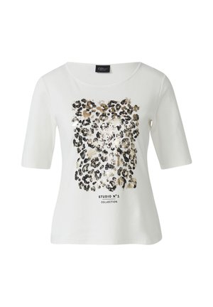 Witte T-shirt met korte mouwen met een metallic luipaardprint in goud en zwart, met de tekst "STUDIO N°1 COLLECTIE" onder de afbeelding.