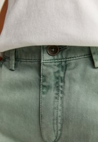 Scalpers OUTFITTERS - Shorts vaqueros - green