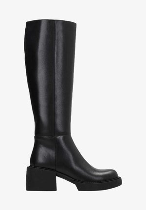 Bottes noires montantes en cuir lisse, dotées d'un talon large, d'un design épuré et de détails de couture minimalistes.