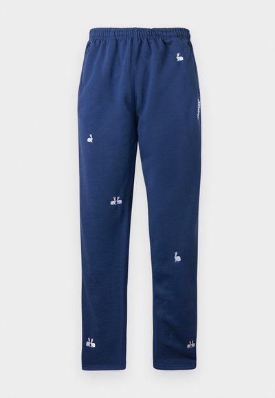 Pantaloni sport bleumarin cu talie elastică, având broderii albe cu iepurași distribuite pe toată suprafața și buzunare laterale.