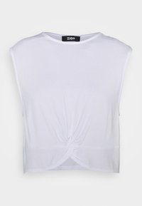 Crop top blanc sans manches avec col rond et détail torsadé à l’avant, étiquette de marque ZIGN à l’intérieur du col.