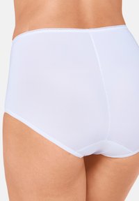 Witte hooggesneden onderbroek met een zachte textuur, elastische tailleband en minimale stikdetails langs de randen.