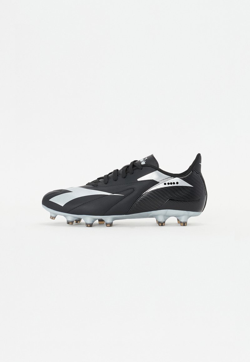 Crampon de football noir avec accents argentés, design aérodynamique, tige en synthétique, pointes moulées et talon texturé pour une meilleure adhérence.
