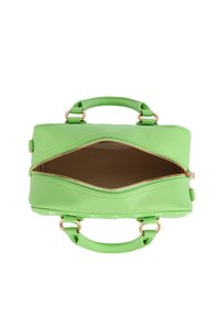 Grøn læderhåndtaske med lynlås, to topgribe og hardware i guldfarve. Indersiden er beige og uden dekoration, hvilket viser masser af plads.