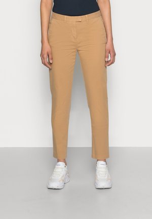 HERITAGE - Chino - classic camel