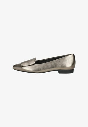 Metallisch bronzefarbene Ballettschuhe mit spitzer Zehe, glatter Lederoptik und einem dekorativen Überwurf über dem Vorderfuß. Niedriger schwarzer Absatz.