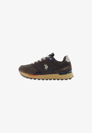 Sneaker marrone e beige di U.S. Polo Assn. con lacci bianchi, suola imbottita e logo del cavaliere sul lato, mostrato in profilo sinistro.