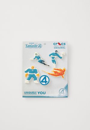 Conjunto de cinco charms de goma que presentan coloridos personajes de superhéroes vestidos de azul y con un diseño de llamas, montados en una tarjeta rectangular.