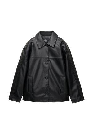 Schwarze Lederjacke mit Kragen, Knopfverschluss und zwei seitlichen Taschen. Sie hat eine glatte Textur und sichtbare Nähte.