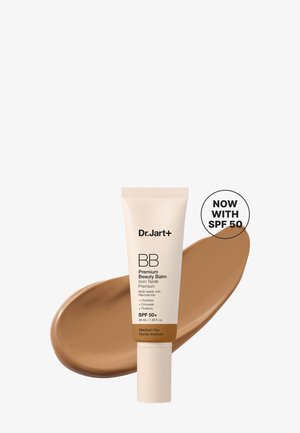 Tube de Dr.Jart+ BB Premium Beauty Balm avec SPF 50 en teinte medium tan sur un échantillon du produit sur fond blanc.