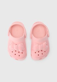 Ružičaste dječje klompe od fleksibilnog materijala, s velikom mašnom i ventilacijskim otvorima na gornjem dijelu i stranama.