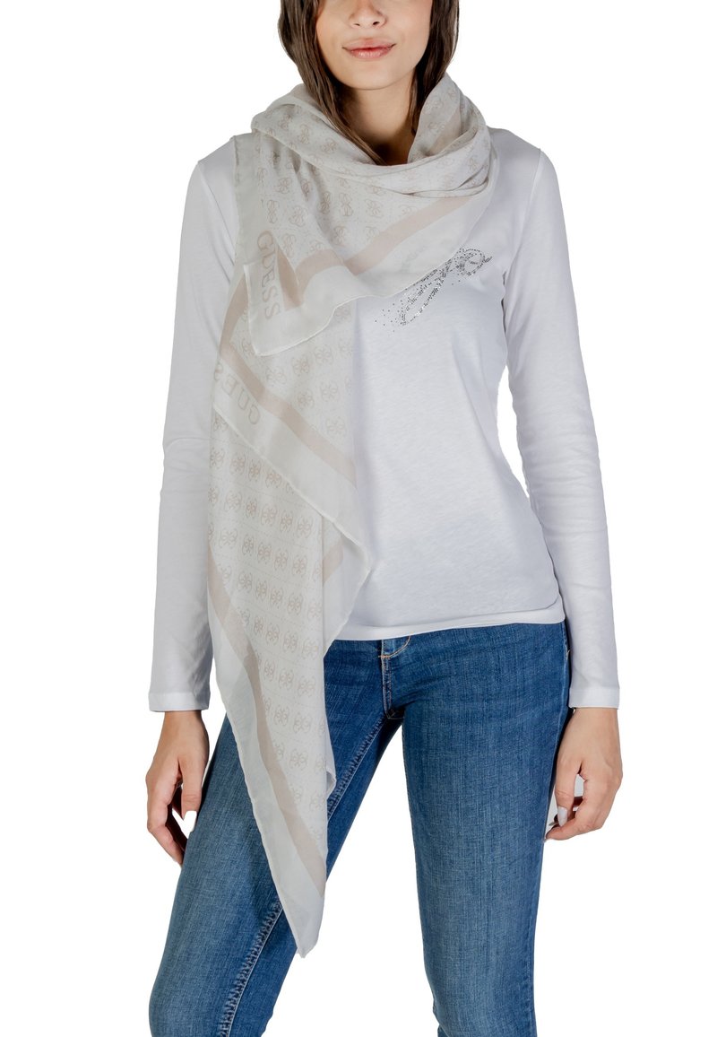 Sciarpa beige con design a fantasia e logo, in tessuto leggero, drappeggiata in modo morbido su una camicia bianca a maniche lunghe, caratterizzata da un accento argentato.