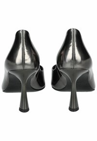 Tacchi alti neri e lucidi con retro arrotondato, punta a punta e tacco a stiletto elegante. Caratterizzati da pelle liscia e design minimalista.