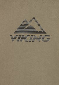 Béžová tkanina s grafickým designem hory a slovem "VIKING" v tmavě modré barvě, se vodorovnými pruhy v designu.