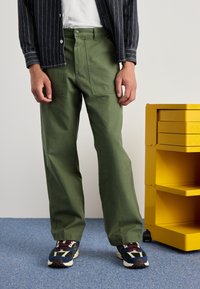 Obey Clothing - BIG TIMER UTILITY PANT - Hlače - khaki Miniaturna slika 1