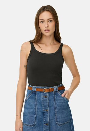 Zwarte, mouwloze tanktop met een ronde hals, gecombineerd met een blauwe denimrok met knoopsluiting en een bruine leren riem.