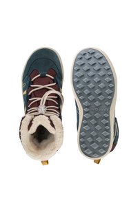 Scarpe da trekking alte con design turchese e marrone, rivestimento interno in pelliccia sintetica, suola in gomma grigia con motivo testurizzato e lacci chiari.