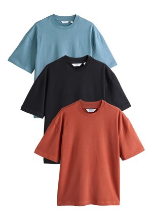 Trois t-shirts à manches courtes : bleu clair, noir et orange rouille. Confectionnés en coton, avec une coupe décontractée et un col rond classique.