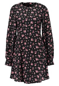 Květinové šaty z černé tkaniny s malými růžovými a bílými květinovými vzory, dlouhými rukávy, kulatým výstřihem a vykrojeným spodním okrajem.