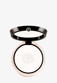 Polvo compacto en un estuche circular negro con un espejo y un polvo blanco en su interior, presentando un logotipo elevado en la superficie.