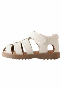 Hvid sandal lavet af struktureret materiale med flere udsparinger, Velcro-rem og en robust tan gummisål. Tilbyder en sikker pasform.