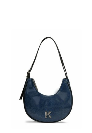 Petit sac à main bleu foncé brillant en forme de croissant avec une fine bandoulière noire et un logo argenté en forme de lettre K à l'avant.