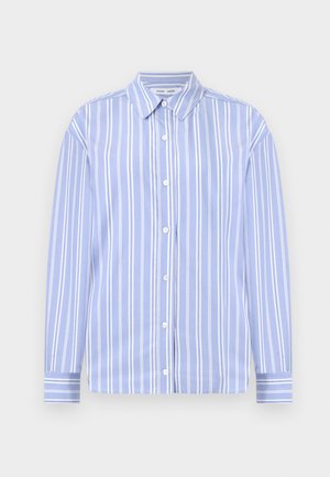 Chemise à manches longues bleu clair avec des rayures blanches verticales, col boutonné et fermeture à boutons à l'avant ; tissu lisse avec un design structuré.