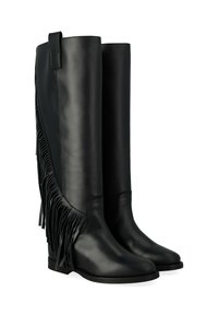 Bottes noires en cuir montantes avec un design épuré, présentant des franges sur les côtés et un petit talon pour plus de stabilité. Texture lisse sur l'ensemble.