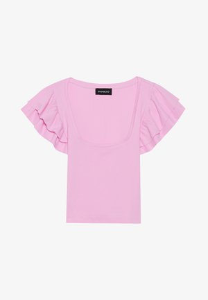 Roze, geribbelde top met korte mouwen en volants aan de mouwen, met een brede vierkante halslijn. Etiket zichtbaar in het midden.