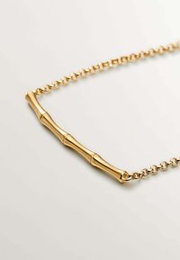 Collar de cadena de oro con un centro en forma de barra de bambú. Textura suave con un acabado brillante y eslabones redondos.