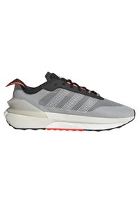 Chaussure de course grise et noire avec des bandes blanches, des lacets noirs, une semelle blanche et des accents orange au talon et sur la semelle extérieure.