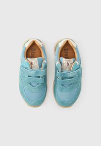 Μπλε αθλητικά παπούτσια με συνδυ ασμό σουέτ και δίχτυ υλικών, ιμάντες Velcro και φωτεινή καφέ λαστιχένια σόλα. Διαθέτουν λογότυπο στη γλώσσα.