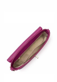 Borsa a tracolla magenta in pelle con una texture liscia, hardware dorato e un interno beige dotato di tasca con fessura e chiusura sicura.