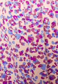 Przezroczysty materiał z pastelowym tłem i wyrazistym abstrakcyjnym wzorem w leoparda w odcieniach fioletu, niebieskiego i mauve.