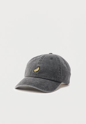 Cappellino da baseball grigio carbone con una piccola toppa a forma di banana gialla sul davanti, esposto su uno sfondo bianco semplice.