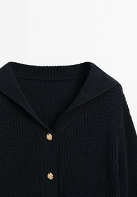 Cardigan en tricot marine avec un large col, fermeture à trois boutons dorés et tissu texturé. Le design comprend des détails de couture subtils.