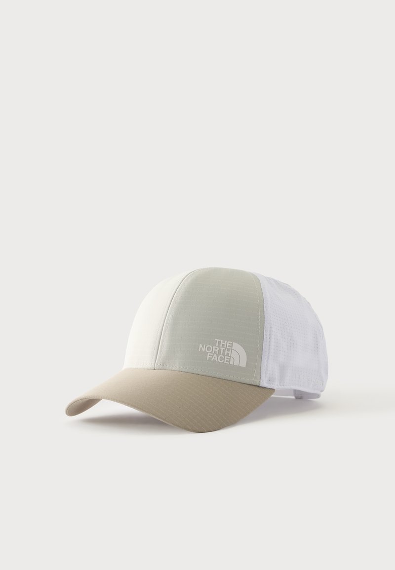 Μπεζ και λευκό καπέλο μπέιζμπολ North Face με κυρτό γείσο και λογότυπο μπροστά, παρουσιασμένο σε απλό λευκό φόντο.