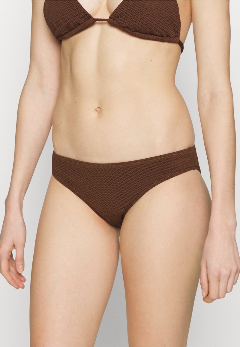 Conjunto de bikini castanho com um padrão texturizado em zig-zag tanto no top triangular como na parte inferior de cintura baixa, feito de tecido de banho elástico.