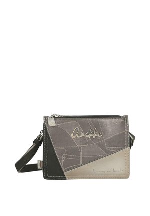 Bolso pequeño rectangular de bandolera con paneles en negro, gris y beige, cierre de cremallera y logo "Anekke" en el frente.