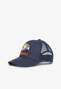 Marineblauwe pet met een effen voorkant en een achterkant van mesh, voorzien van een bergpatch. De klep is gekromd met lichte slijtage.