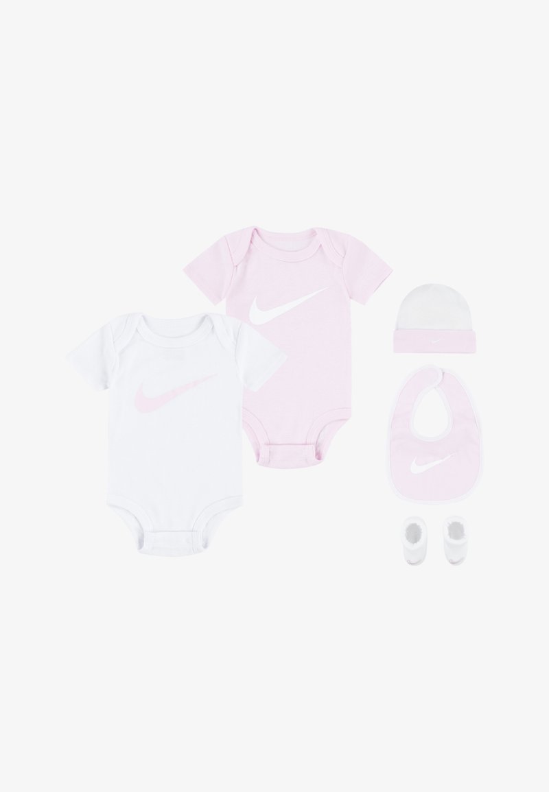 Kaks beebivärki (üks valge, teine roosa) Nike logo, valge müts, roosa rinnatükk ja valged sokid. Puuvillane materjal, pehme tekstuur.