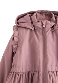 Roze button-up jas met capuchon, geplooide schouderaccenten en een gathered zoom. Gemaakt van een soepele, lichte stof.