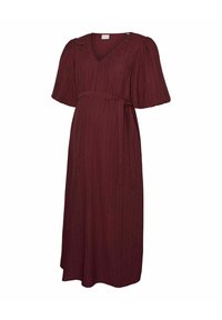 Vestido de maternidad en rojo oscuro, con escote en V, mangas cortas abullonadas y un cinturón para ajuste. Tejido texturizado con rayas verticales.