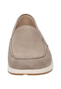 Beige suède loafers met een gladde textuur, ronde neus en een stikselaccent. Witte rubberen zool met een bruine onderrand.