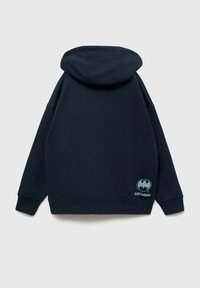 Felpa con cappuccio di colore blu scuro, realizzata in cotone, con un logo a forma di pipistrello di colore blu chiaro sul lato destro in basso. Tessuto morbido, polsini e orlo a costine.
