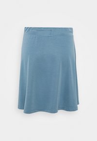 Gonna azzurra chiara a lunghezza ginocchio realizzata in un tessuto morbido. Presenta una superficie liscia, una vita elastica e una silhouette svasata.